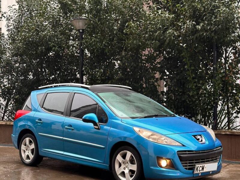 PEUGEOT 208 WITH MOONROOF