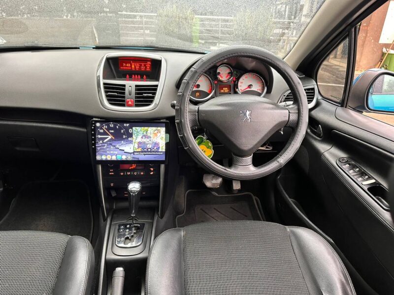 PEUGEOT 208 WITH MOONROOF