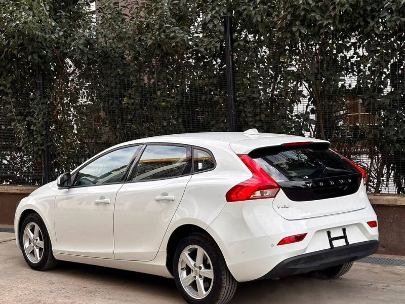 VOLVO V40 KSh 1,970,000