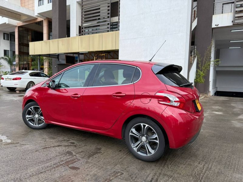 2014 PEUGEOT 208 MOONROOF!!! KSh 870,000