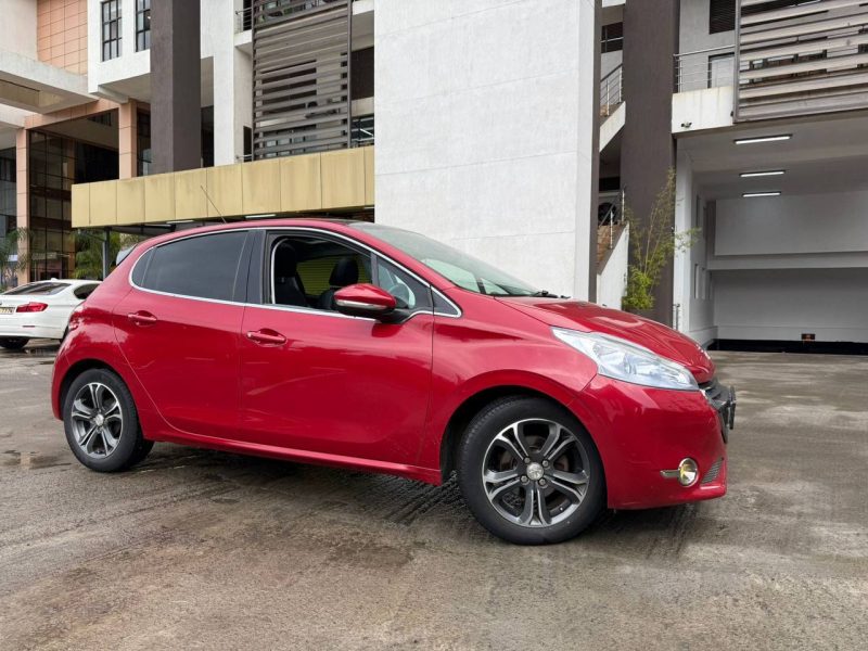 2014 PEUGEOT 208 MOONROOF!!! KSh 870,000