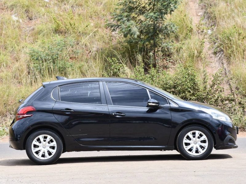 2017 PEUGEOT 208 IN GREAT CONDITION
