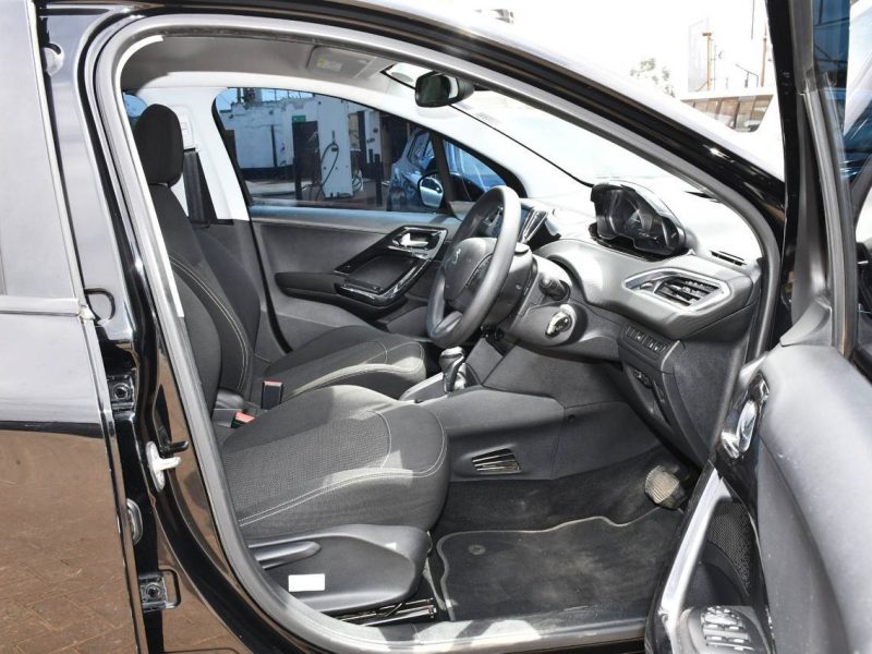 2017 PEUGEOT 208 IN GREAT CONDITION