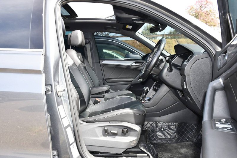 2018 VOLKSWAGEN TIGUAN R-LINE WITH SUNROOF