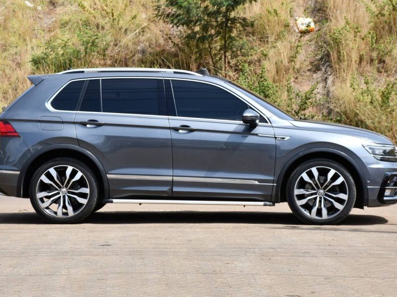 2018 VOLKSWAGEN TIGUAN R-LINE WITH SUNROOF