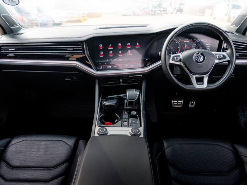 2019 VOLKSWAGEN TOUAREG R-LINE WITH SUNROOF!!!