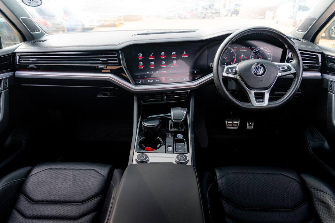 2019 VOLKSWAGEN TOUAREG R-LINE WITH SUNROOF!!!