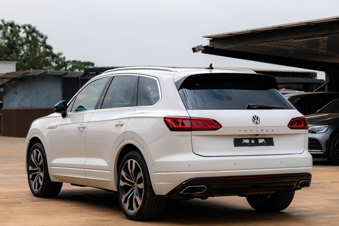 2019 VOLKSWAGEN TOUAREG R-LINE WITH SUNROOF!!!